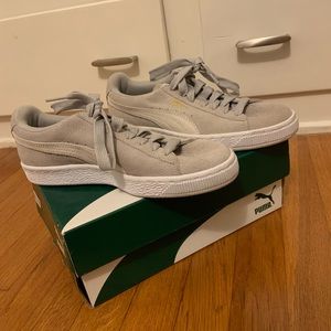 *NEVER WORN* Size 7 Puma Suede Sneakers